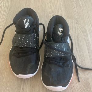 Kyrie Irving sneakers. SZ 12. EXCELLENT CONDITION.